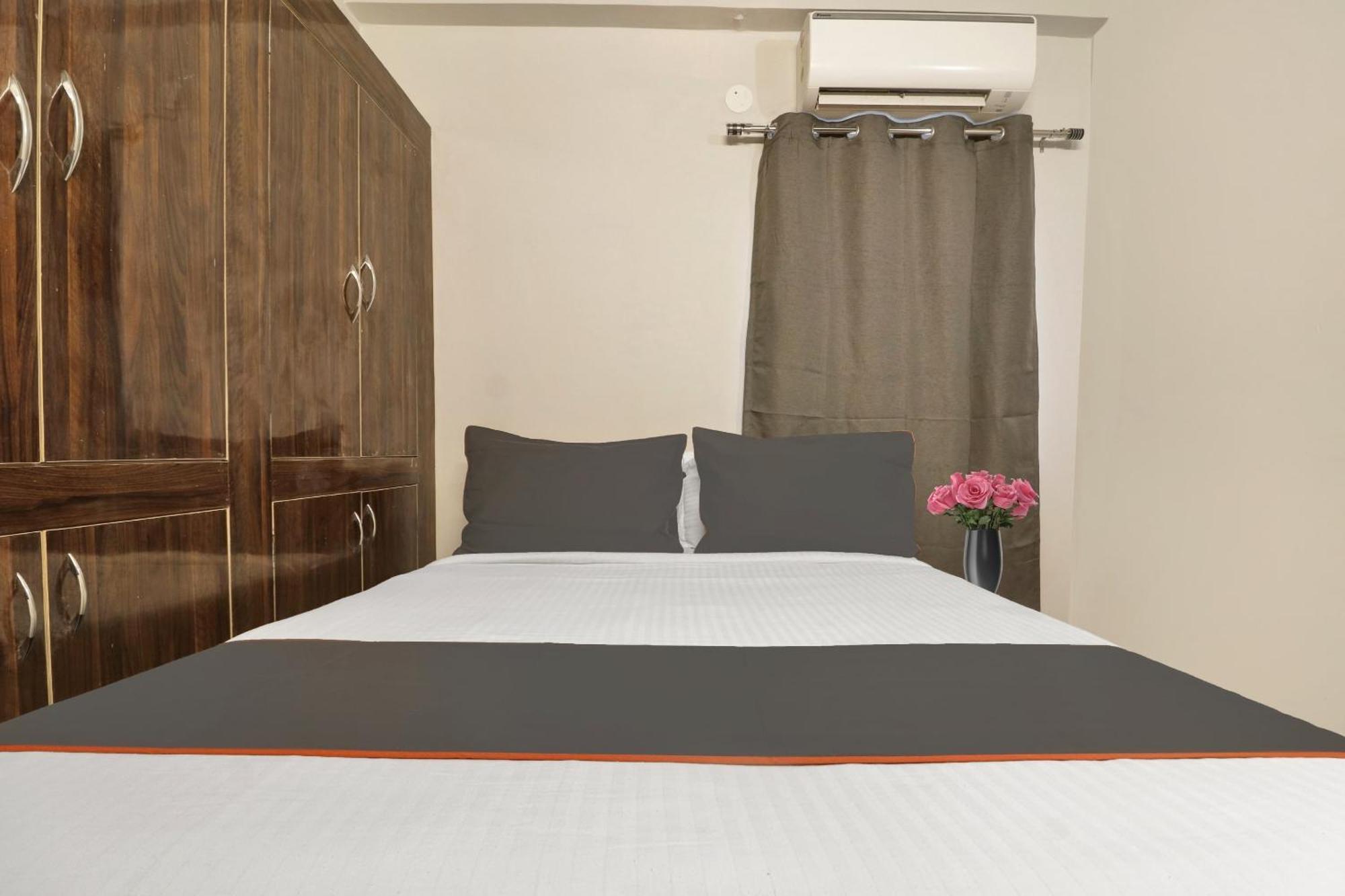 Super Townhouse Rcc Blizz Hotel Kondapur  Exterior photo