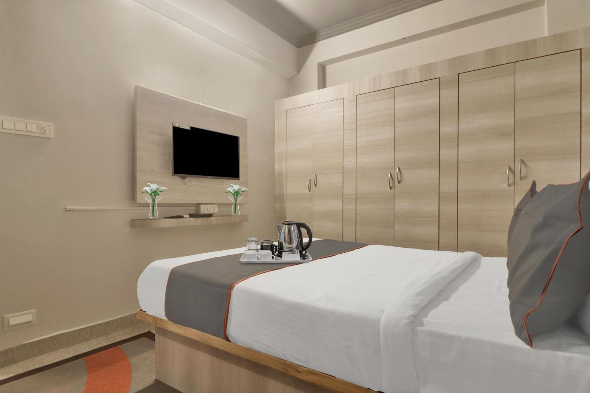 Super Townhouse Rcc Blizz Hotel Kondapur  Exterior photo