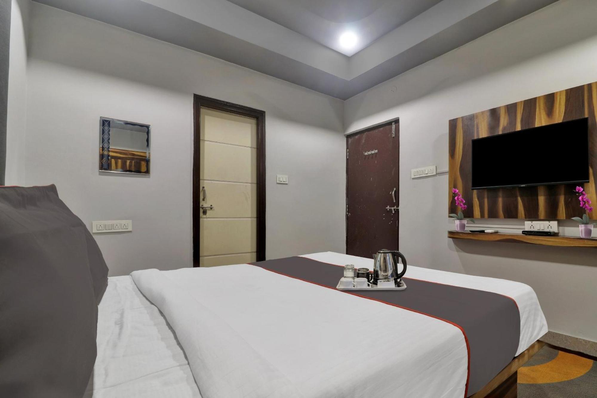 Super Townhouse Rcc Blizz Hotel Kondapur  Exterior photo