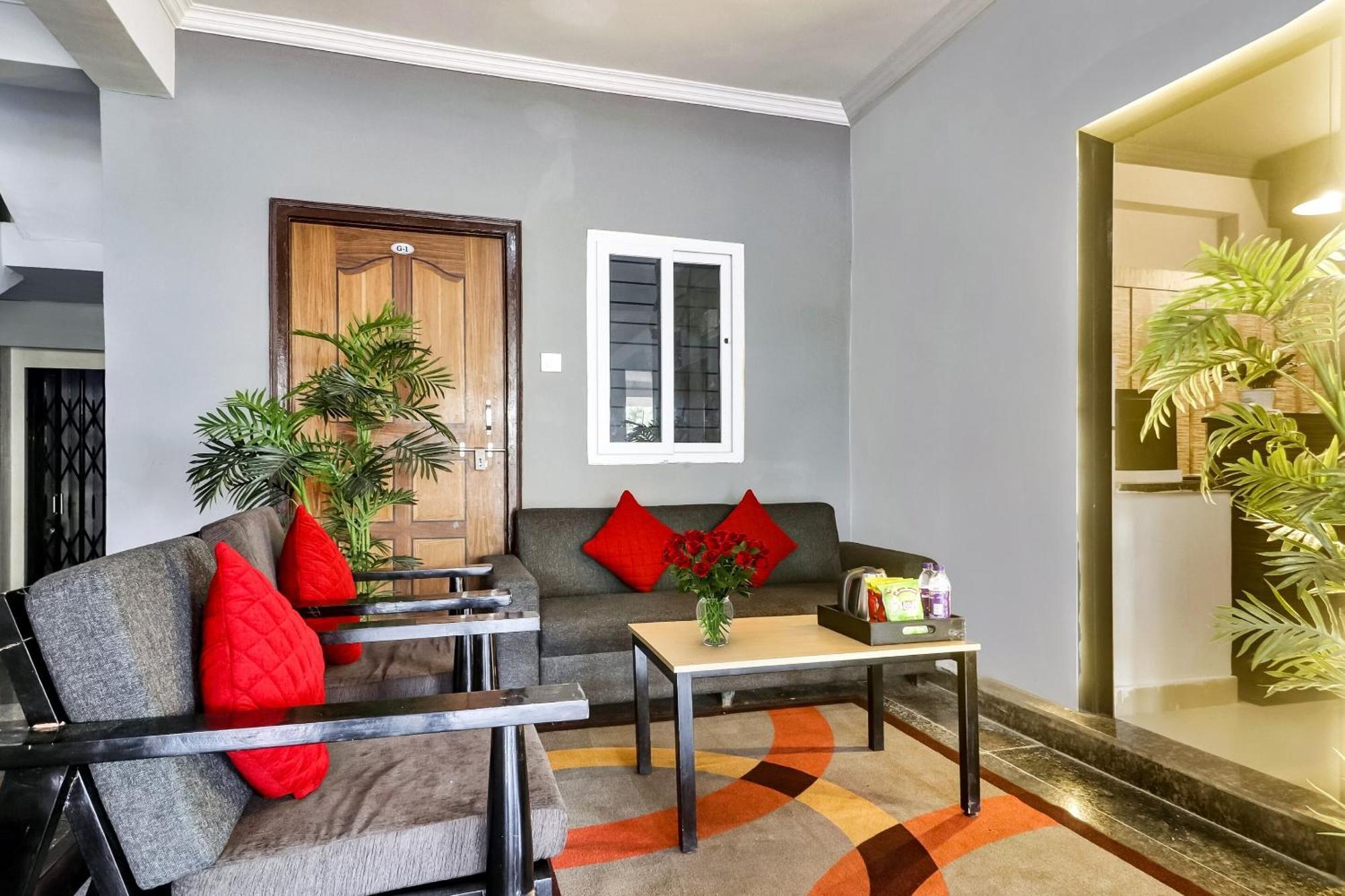 Super Townhouse Rcc Blizz Hotel Kondapur  Exterior photo