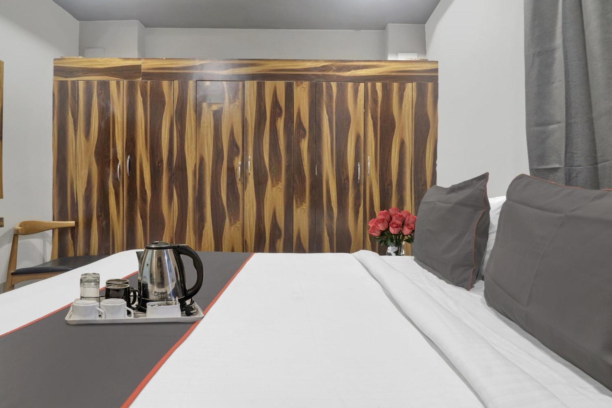 Super Townhouse Rcc Blizz Hotel Kondapur  Exterior photo